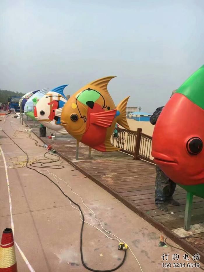 彩繪魚(yú)兒雕塑廠家 卡通噴漆小品 草地抽象魚(yú)兒雕塑
