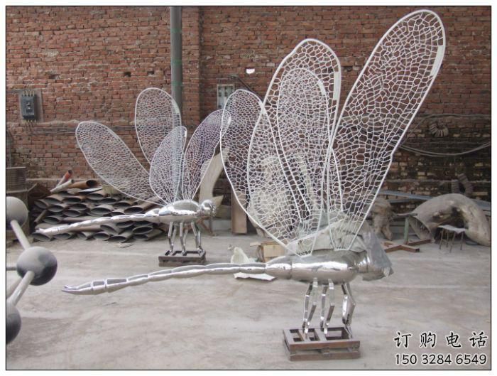 鏤空昆蟲雕塑廠家 現(xiàn)代抽象擺件 草地切面昆蟲雕塑