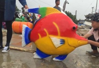 幼兒園魚(yú)兒雕塑廠家 卡通噴漆小品 戶(hù)外異形魚(yú)兒雕塑