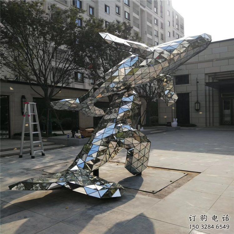 鏡面金魚(yú)雕塑廠(chǎng)家 現(xiàn)代幾何擺件 游樂(lè)場(chǎng)異形金魚(yú)雕塑
