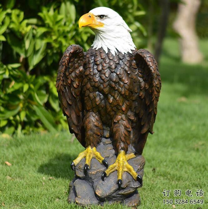 草地獵鷹雕塑廠家 公園異形小品 室內(nèi)仿真獵鷹雕塑