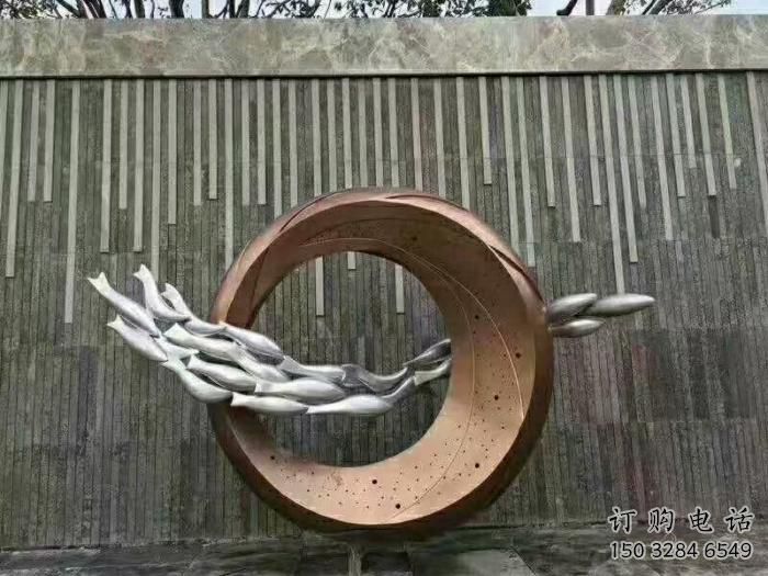 商場(chǎng)魚(yú)跨環(huán)雕塑廠家 中式室內(nèi)小品 酒店拉絲魚(yú)跨環(huán)雕塑 商場(chǎng)魚(yú)跨環(huán)雕塑廠家 中式室內(nèi)小品 酒店拉絲魚(yú)跨環(huán)雕塑