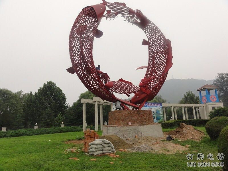 商業(yè)街魚跨環(huán)雕塑廠家 大型創(chuàng)意擺件 步行街異形魚跨環(huán)雕塑
