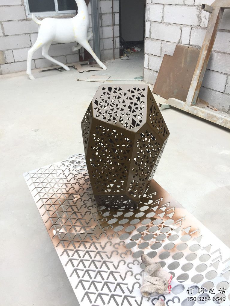 鏤空石頭雕塑廠家 園林小品 住宅小區(qū)不銹鋼石頭雕塑
