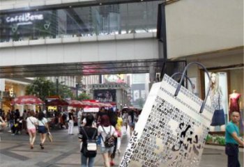 街頭提包雕塑廠家 大型別墅區(qū)擺件 現(xiàn)代不銹鋼提包雕塑生產