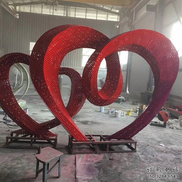 拉絲心心相印雕塑廠家 別墅區(qū)鏤空創(chuàng)意擺件 