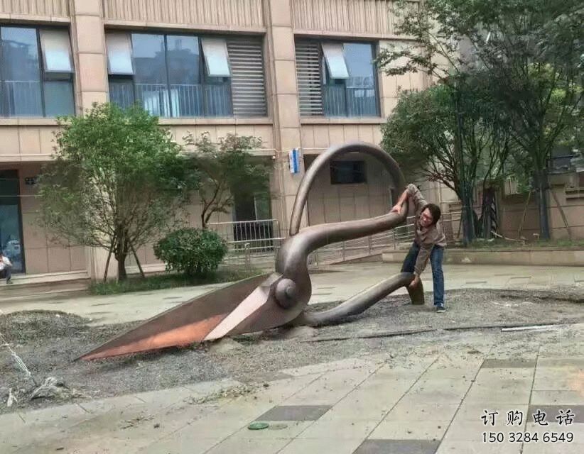 現(xiàn)代剪刀雕塑廠家 大型別墅區(qū)擺件 抽象不銹鋼剪刀雕塑廠