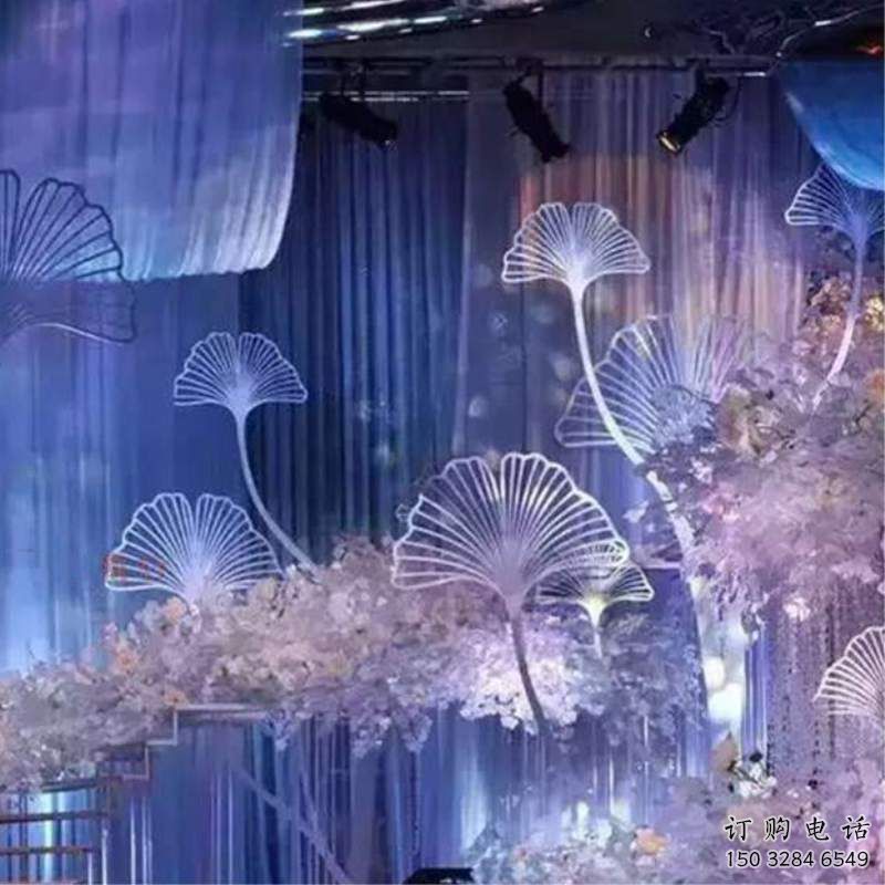 拉絲銀杏葉雕塑廠家 鏤空創(chuàng)意擺件 別墅區(qū)不銹鋼銀杏葉雕塑廠