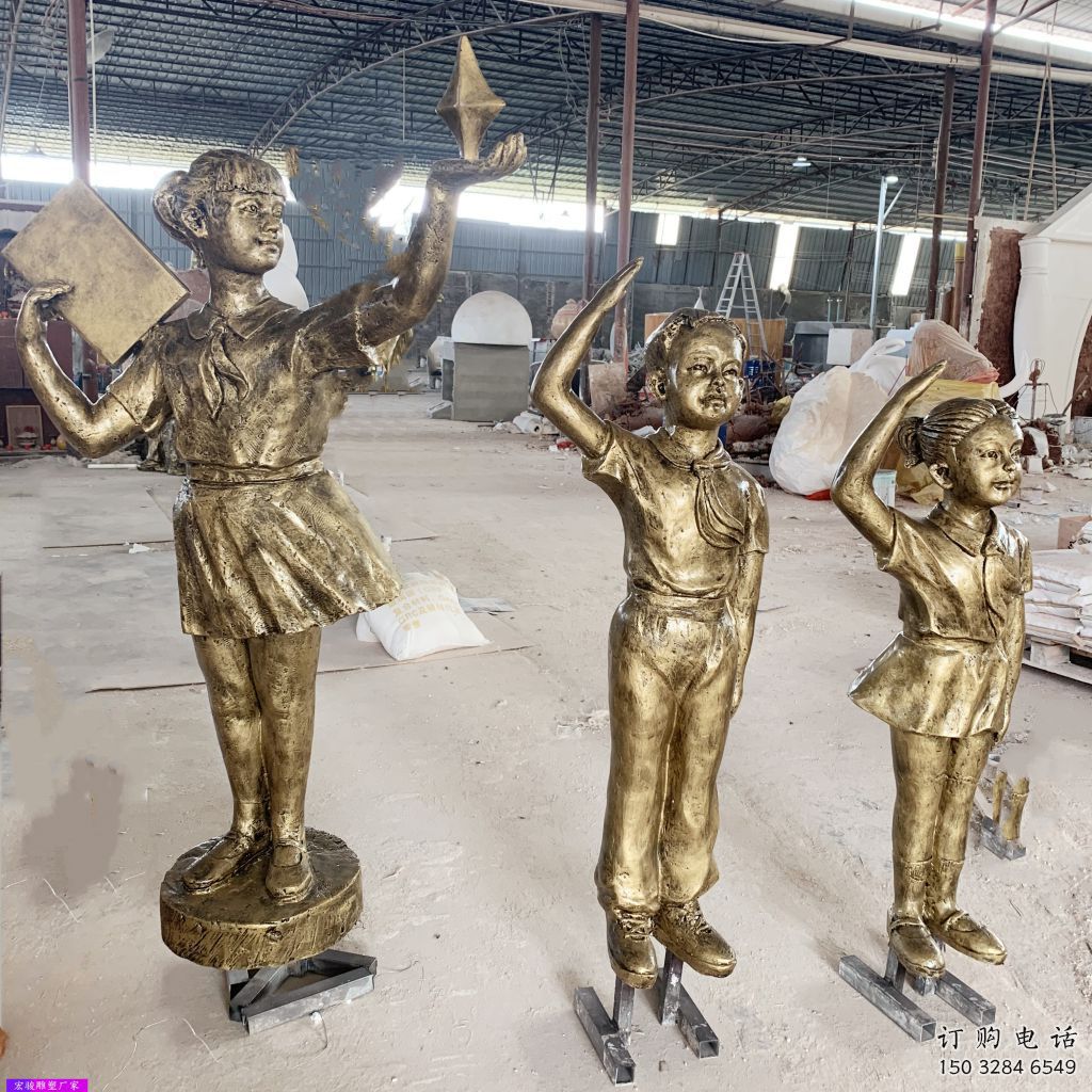 仿古少先隊雕塑廠家 騰飛草地小品 現(xiàn)代不銹鋼少先隊雕塑價格