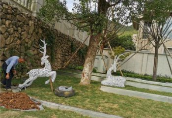 美陳小鹿雕塑供應(yīng)，城區(qū)小品，鏤空小鹿雕塑制造商