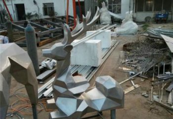 公園小鹿雕塑定做，小區(qū)擺件，鏡面切面小鹿雕塑制作
