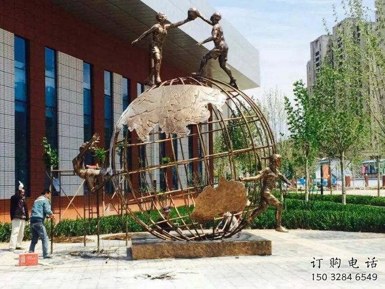 地球儀雕塑訂做，校園雕塑，現(xiàn)代地球儀人物雕塑廠家