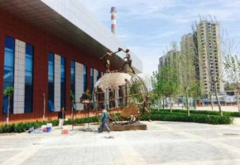 地球儀雕塑定價(jià)，拉絲工藝，地球儀人物雕塑制作