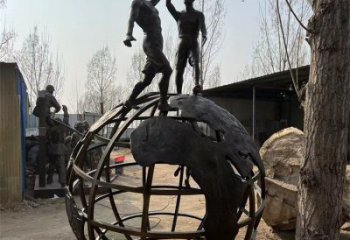 地球儀雕塑供應(yīng)，校園雕塑，地球儀人物雕塑制造廠家