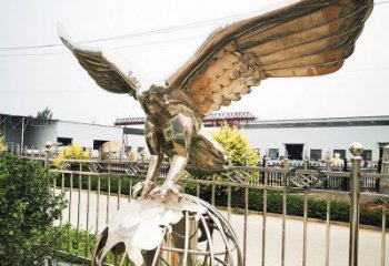 地球儀雕塑制造商，酒店擺件，老鷹踩地球儀雕塑定制廠家