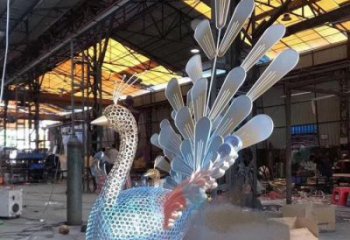 孔雀雕塑廠家，小區(qū)擺件，不銹鋼鏤空孔雀雕塑制造商