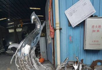 孔雀雕塑展品，花園小品，鏡面鐵藝孔雀雕塑優(yōu)選