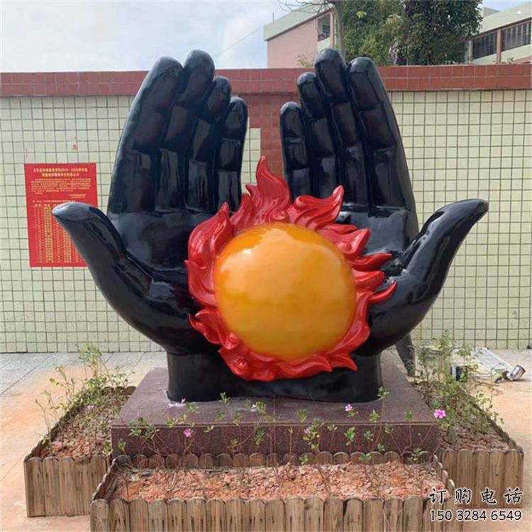 火球雕塑展品，花園小品，玻璃鋼手托火球雕塑優(yōu)選
