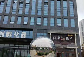 鏡面球雕塑制造，城區(qū)小品，不銹鋼球雕塑廠家提供