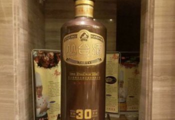 金屬酒瓶雕塑通用，城市雕塑，彩色玻璃鋼酒瓶雕塑指用