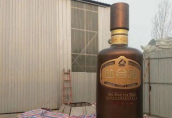 酒瓶雕塑造型選用，美陳雕塑，玻璃鋼酒瓶雕塑標(biāo)準(zhǔn)