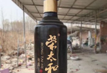戶外酒瓶雕塑通用，陸地?cái)[件，玻璃鋼酒瓶雕塑優(yōu)選