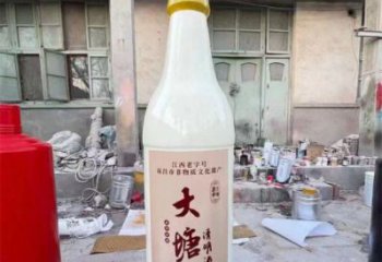 酒瓶雕塑定做，小區(qū)擺件，玻璃鋼酒瓶雕塑制作