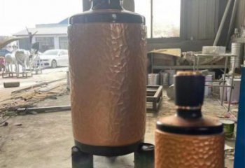 藝術(shù)酒瓶雕塑展品，室外軟裝，展示玻璃鋼酒瓶雕塑訂做