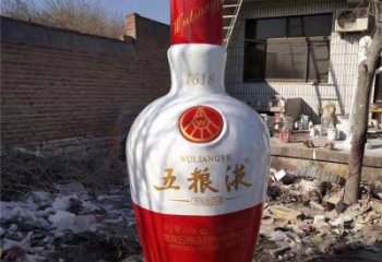 酒瓶雕塑選定，園林裝飾，大型玻璃鋼酒瓶雕塑公司