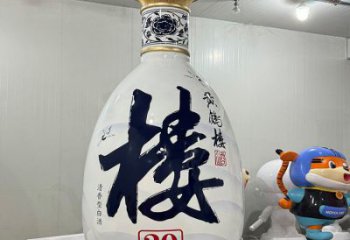 洋酒瓶雕塑承接，景觀雕塑，玻璃鋼洋酒瓶雕塑定制