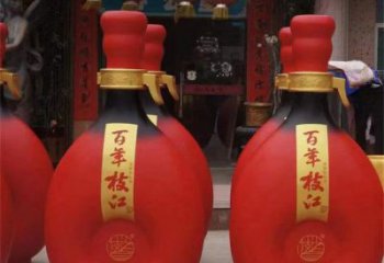洋酒瓶雕塑點(diǎn)擊，地標(biāo)擺件，玻璃鋼洋酒瓶雕塑承接