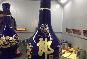 洋酒瓶雕塑選用，多彩藝術(shù)，玻璃鋼洋酒瓶雕塑展品