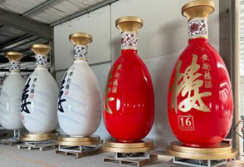 洋酒瓶雕塑預定，小區(qū)擺件，玻璃鋼洋酒瓶雕塑廠家