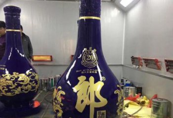 洋酒瓶雕塑專供，彩繪工藝，玻璃鋼洋酒瓶雕塑標準廠家