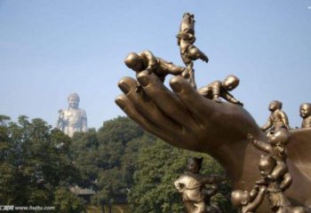 小孩雕塑精選，彩鋼制作，戶外手托小孩雕塑廠家