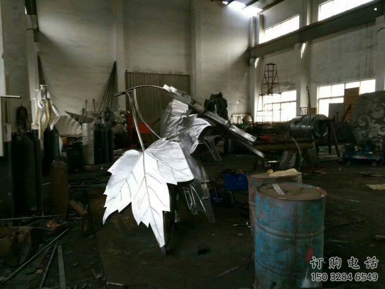 楓葉雕塑承接，城市裝飾，大型不銹鋼楓葉雕塑廠家