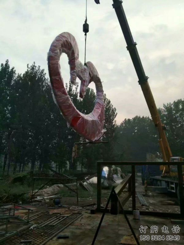 大型商場(chǎng)心形雕塑