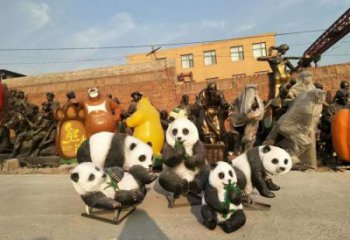 金屬熊貓雕塑制作，陸地擺件，仿真熊貓雕塑制造商