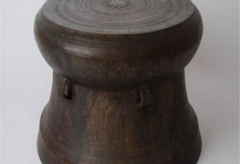 銅鼓雕塑專供，景區(qū)雕塑，城市銅鼓雕塑提供