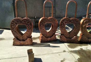 桌擺銅鎖子雕塑精品，景觀雕塑，銅鎖子雕塑生產(chǎn)商