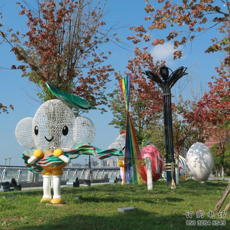 武漢戶外鏤空卡通雕塑供應(yīng)，花園小品，鐵藝卡通雕塑展品