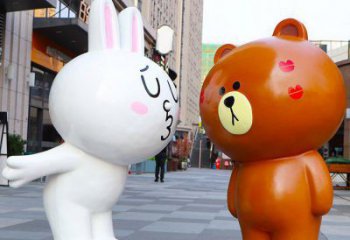 雞西步行街布朗熊雕塑，玻璃鋼動物雕塑，卡通方式
