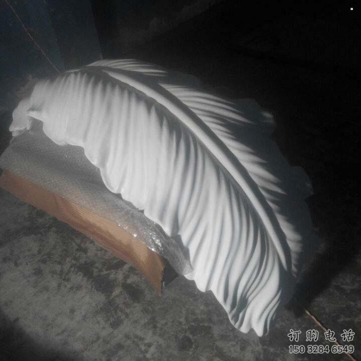 昌吉羽毛雕塑供應(yīng)，花園小品，酒店玻璃鋼羽毛雕塑展品